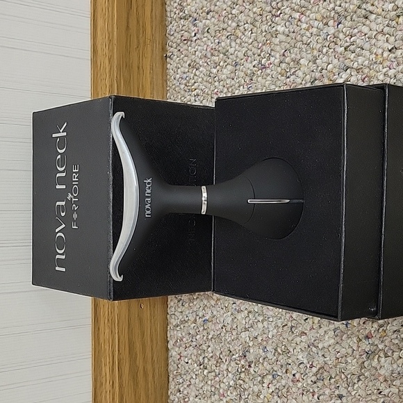 Nova Neck by Fortoire new in package, never used anti aging neck solution - Picture 1 of 5